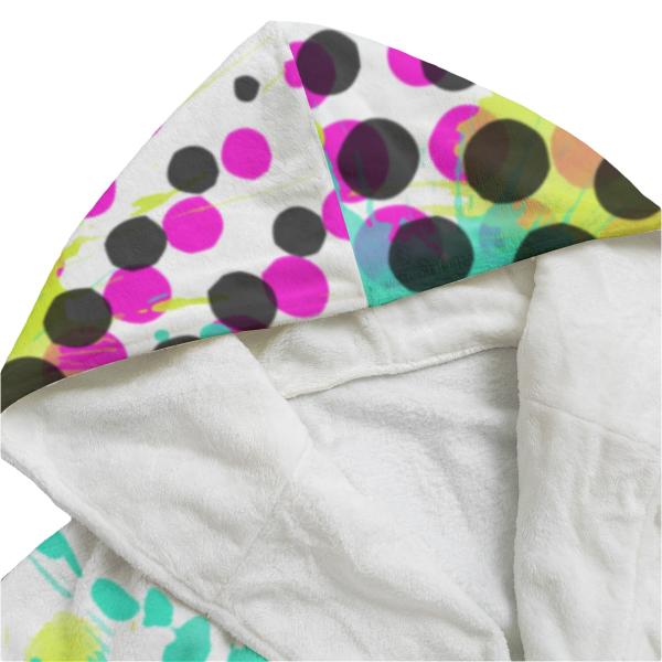 Entdecke deinen neuen Lieblings-Bademantel! Mit dem bunten Hundemotiv Mäusi, super softem Flanell und einer gemütlichen Kapuze bist du nach dem Schwimmen, Baden oder Saunagang perfekt eingekuschelt. Stylisch, bequem und einfach zum Verlieben – gönn dir de
